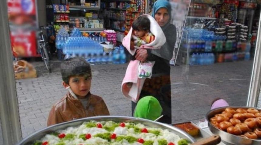 Mülteci kadın ve çocuklarının tatlılara bakışı yürekleri dağladı