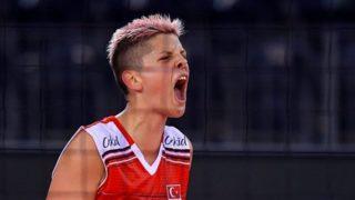 Ebrar Karakurt'un yeni sevgilisi İrem Tuncer güzelliğiyle dikkat çekti!