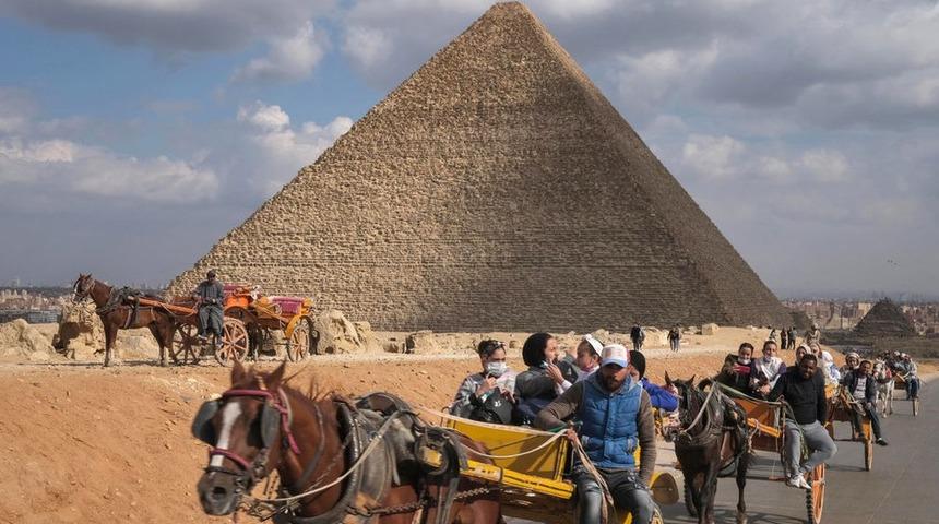 Mısır'da 13 erkek &ccedil;ocuk piramitlerde turistleri taciz ettikleri gerek&ccedil;esiyle tutuklandı