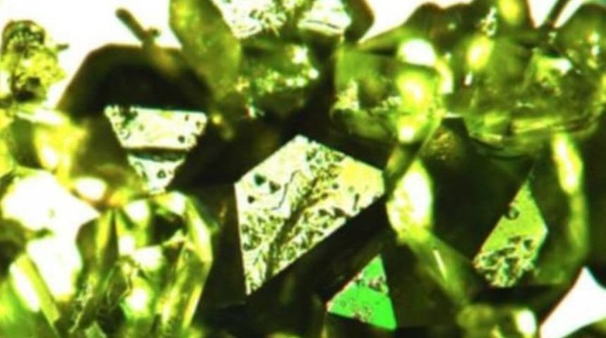 Sibirya'daki bir mağarada daha &ouml;nce doğada g&ouml;r&uuml;lmemiş bir mineral bulundu. D&uuml;nya dışı olup olmadığı tartışılıyor.