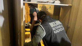 Polisleri bile şaşırttı! Vestiyerdeki gizli kapının ardında kaçak içki deposu çıktı