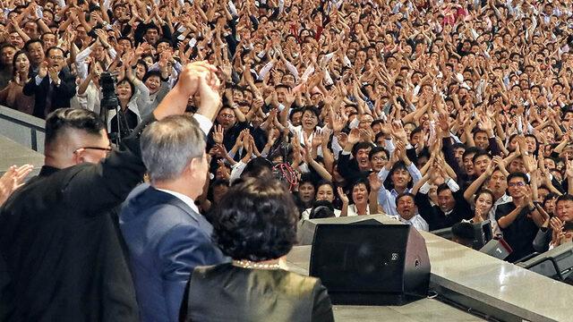 Güney Kore lideri Moon Jae-in'in konuşmasını dinleyen Kuzey Koreliler alkışlamışlardı.