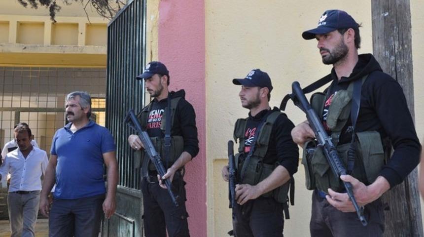 ÖSO militanlarında Türk polisi şapkası 