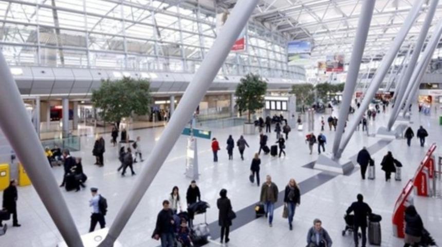 Almanya D&uuml;sseldorf Havaalanı'nda 14 T&uuml;rk yolcu bekletiliyor