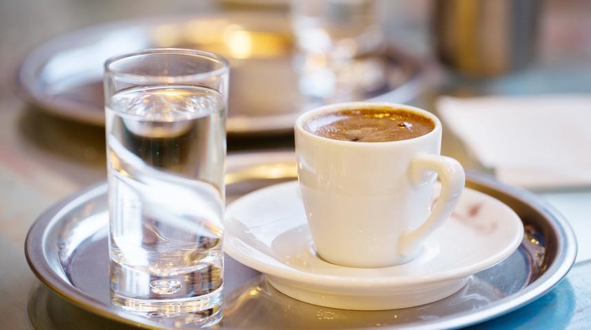 Su ve kahvedeki kafa karışıklığı bitmiyor! Sağlığa zararlı mı, faydalı mı?