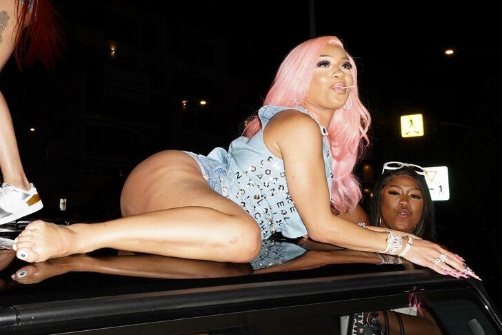 Striptizciler yetmedi! Sonrasında arabanın üzerinde coştu G3