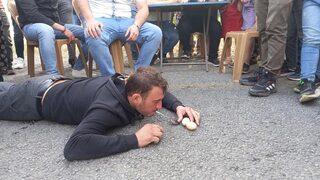 Aydın'da damada düz kaşıkla asfalttan yumurta toplattılar