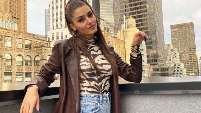 Hande Erçel göğüs dekolteli mayolu pozuyla sosyal medyayı salladı!