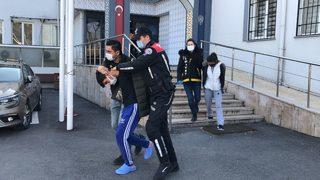 Rehin alıp 'kırmızı etek' giydirdi, ilk duruşmada tahliye edildi