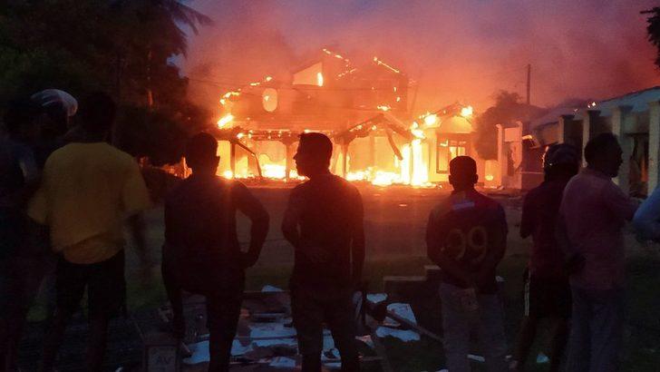 Sri Lanka'da liderlerin evleri neden yakılıyor?