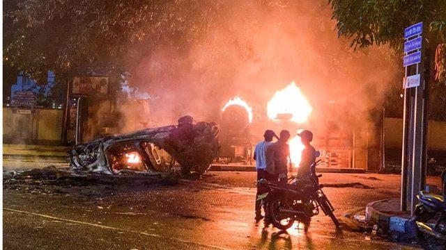 Bu hafta başında Mahinda Rajapaksa'nın resmi konutunun çevresini kuşatan kalabalıklar araçları ateşe verdi