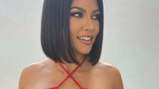 Kourtney Kardashian giydirildiği anları paylaştı! İç çamaşırlı halini de gösterdi