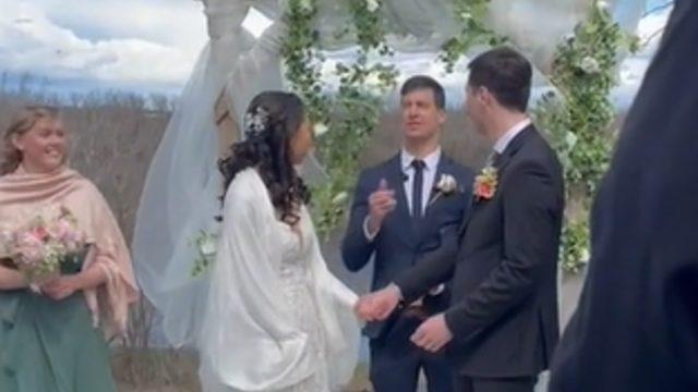 Bu düğün viral oldu! Gelin ve damat yazı tura atarak hangi soyadını kullanacağına karar verdi