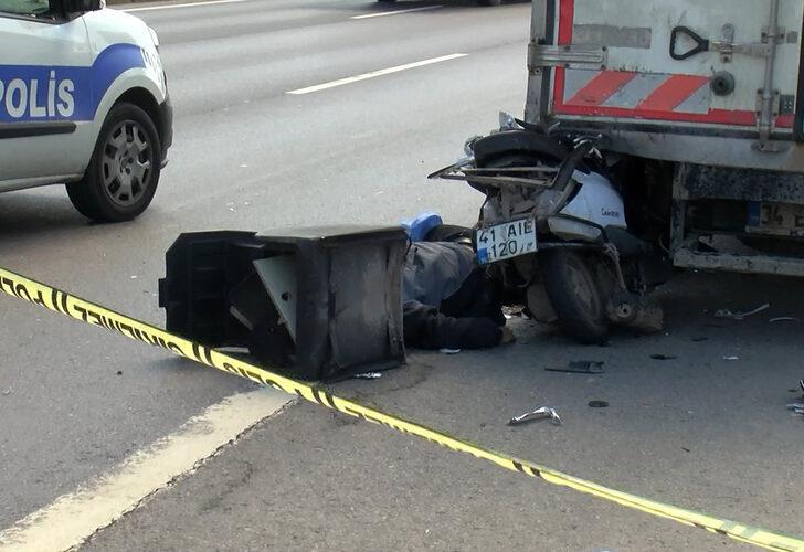 İstanbul'da feci kaza! Motosiklet kamyonete çarptı