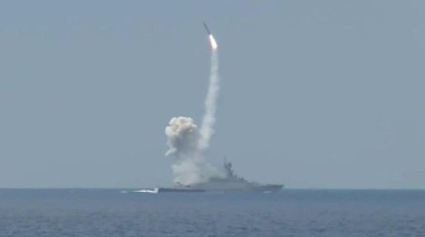 Rusya Akdeniz'deki savaş gemilerinden Suriye'ye f&uuml;ze fırlattı