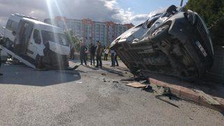Konya'da okul servisleri çarpıştı! Çok sayıda yaralı var