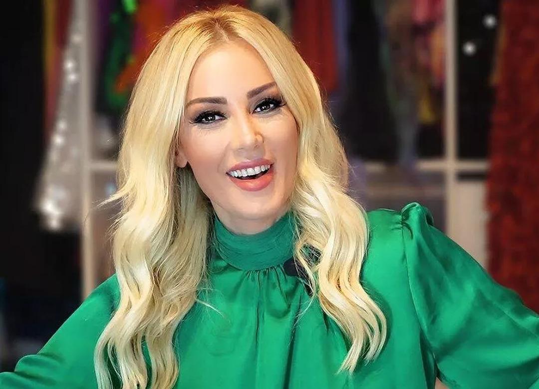 Petek Din&ccedil;&ouml;z'&uuml; g&ouml;ren şaşkına d&ouml;nd&uuml;! "Heykel gibi kadınsın"