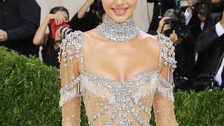 Gizlice göğüs estetiği yaptırmakla suçlanmıştı! Kendall Jenner sütyensiz şekilde poz verdi