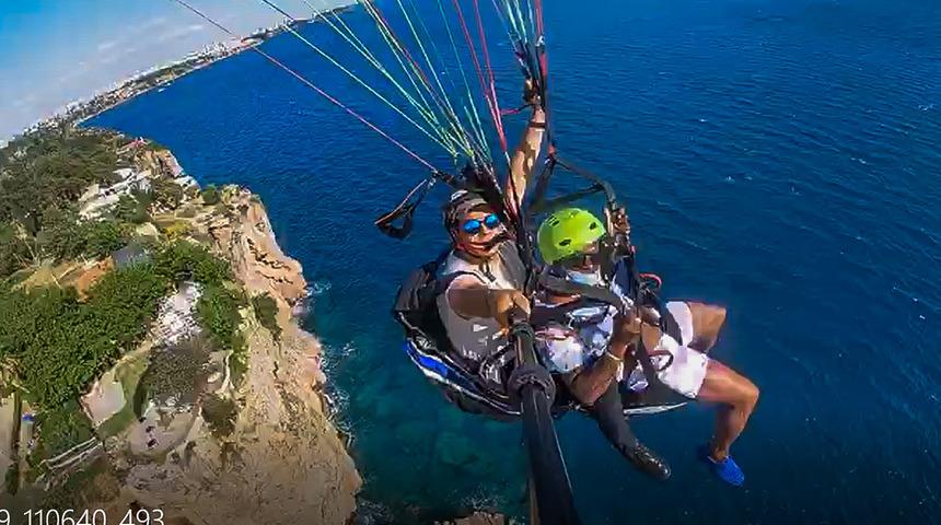 Antalya'da yamaç paraşütü yapan ABD'li turist, heyecandan bayıldı