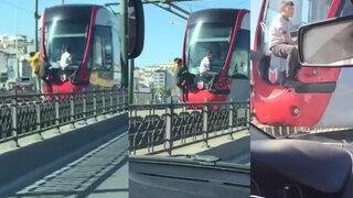 Görenler şaşkına döndü! Çocukların tramvay arkasındaki tehlikeli yolculuğu anbean görüntülendi