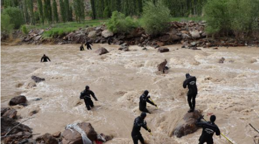 Oltu Çayı'na uçmuş, eşi ve hamile kızının cansız bedeni bulunmuştu! Babayı arama çalışmalarında 13'üncü gün