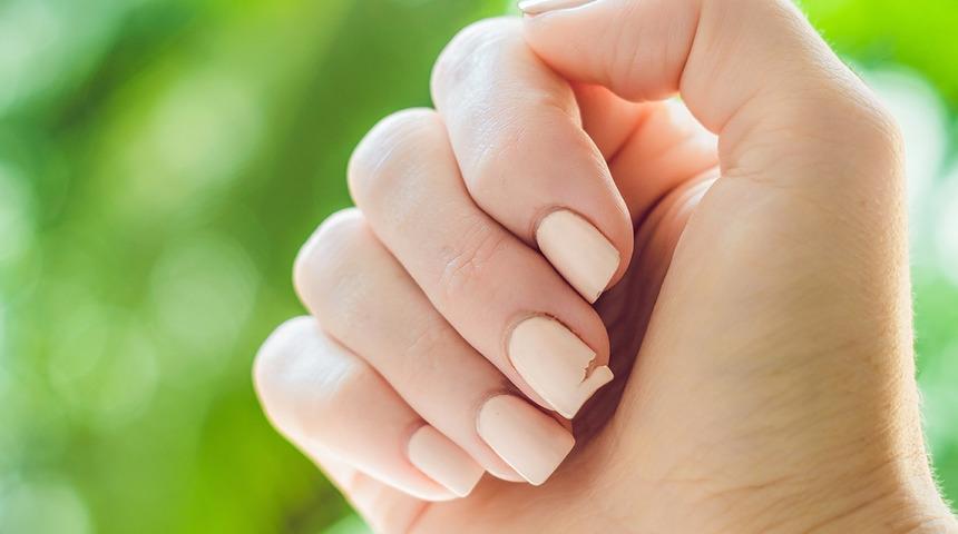 Bu yöntemi hiç duymamıştınız! Kırılan tırnakları anında eski haline getiriyor 