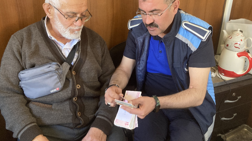 Para dolu çantayı sahibine teslim eden zabıta: Duasını aldık, isterse 100 lira olsun