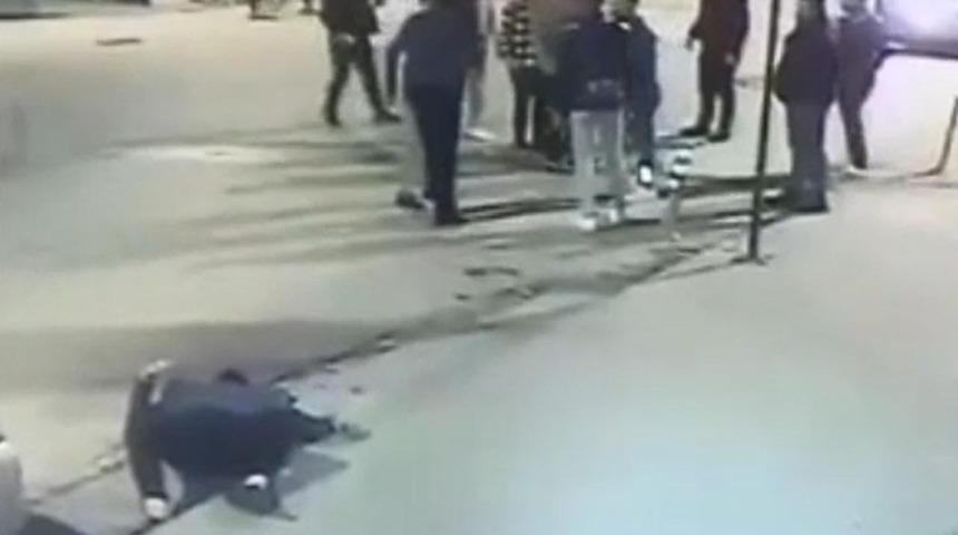 Sokak ortasında korkunç dayak! 10 kişi saldırdı, bayılana kadar dövdü