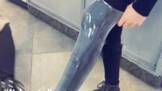 Şehir efsanesini çürüttü! Bacağına prezervatif takarak erkeklere mesaj gönderen kadının paylaşımı olay oldu