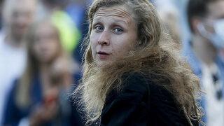 Rusya'nın ünlü müzik grubunun üyesi ülkeden kaçtı! Kurye kılığına girip...