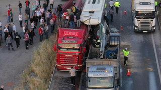 Manisa'da feci kaza! 1 ölü, çok sayıda yaralı... Kamyondaki profiller otobüsün camından içeri girdi