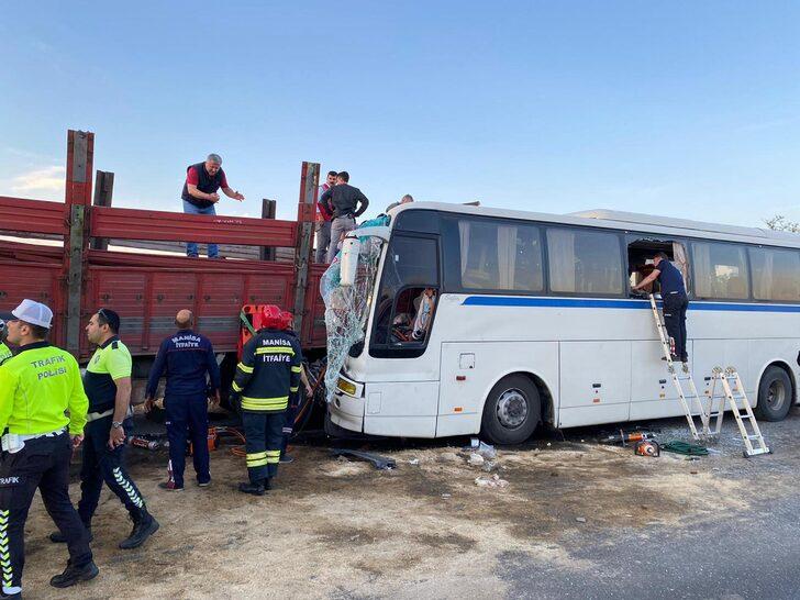 Manisa'da feci kaza! 1 ölü, çok sayıda yaralı... Kamyondaki profiller otobüsün camından içeri girdi G2