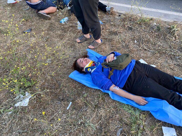 Manisa'da feci kaza! 1 ölü, çok sayıda yaralı... Kamyondaki profiller otobüsün camından içeri girdi G5