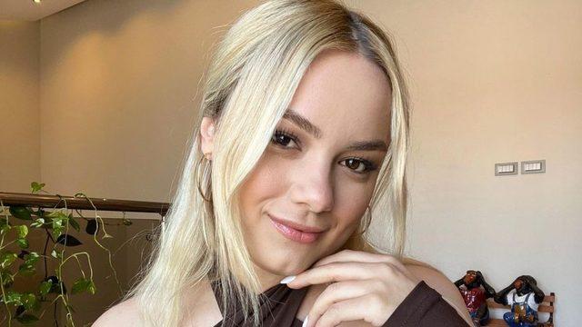 Enes Batur'un eski sevgilisi Başak Karahan'dan mini elbiseli poz!