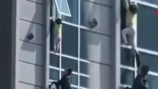 Korku dolu anlar! 3 yaşındaki çocuk 8’inci kattaki pencerede asılı kaldı
