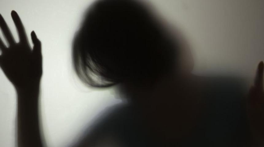 Tecav&uuml;z saldırısına uğradı; &ccedil;ocukları &ccedil;ığlıklarını dinledi!