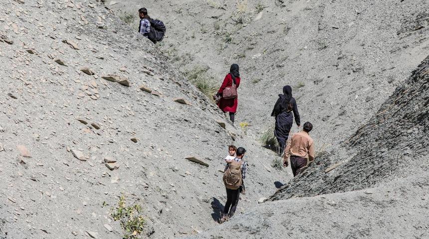 İran'ın 'g&ouml;&ccedil;men' oyunu ifşa oldu! Teker teker anlattılar: 'Sınırda d&ouml;verek, korkutarak bizi T&uuml;rkiye tarafına y&ouml;nlendirdiler'
