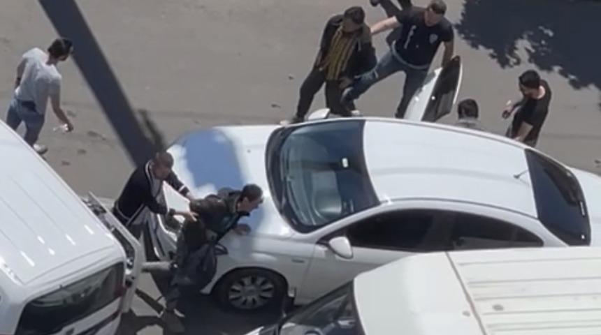 Polisin durdurduğu otomobilden 16 kaçak göçmen çıktı