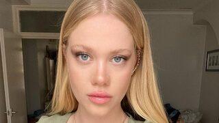 Serel Yereli'nin göğüs dekolteli pozu olay oldu! Dekolte vermek için mi eğildin?