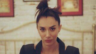 Hande Doğandemir kayaların üstünden yırtmaçlı elbisesiyle poz verdi! 