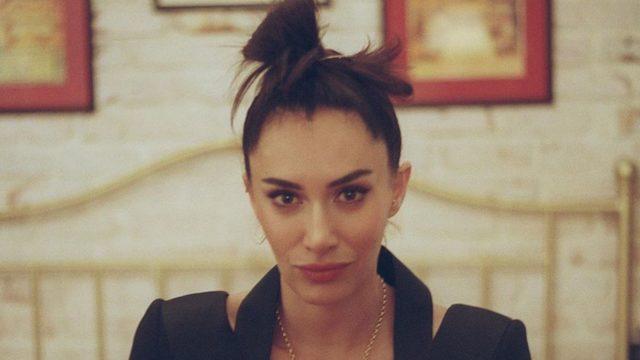 Hande Doğandemir kayaların üstünden yırtmaçlı elbisesiyle poz verdi! 