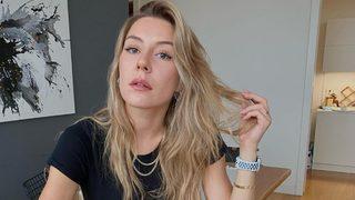 Ege Kökenli kot kombiniyle büyüledi! Mini etekli pozu olay oldu