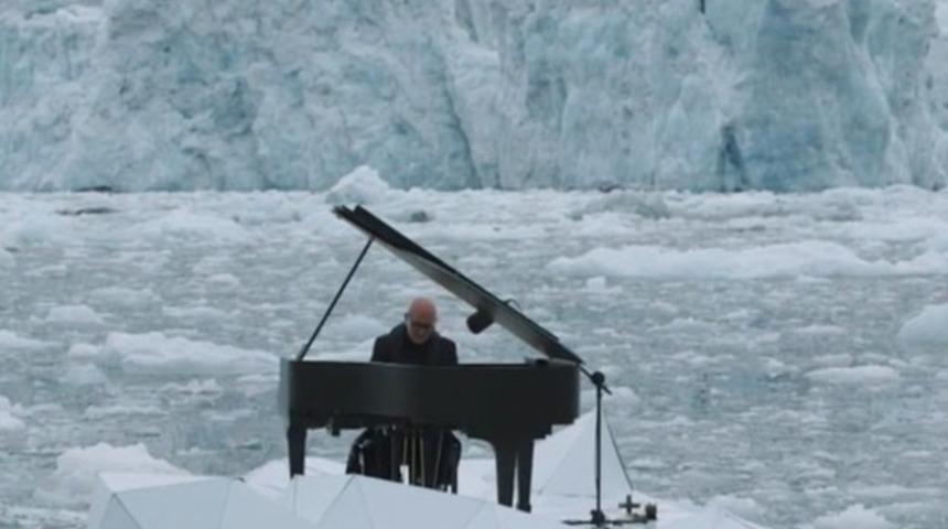 Ludovico Einaudi, Kuzey Kutbu'nda piyano &ccedil;aldı