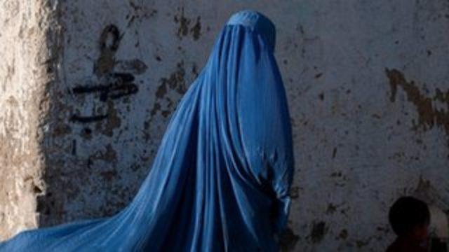Afganistan'da burka zorunluluğu: 'Bu ülkede kadın olmak bir suç gibi'