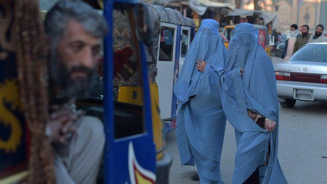 Son kısıtlamalara göre, erkek refakatçi zorunluluğu evlerinin yakınlarında yalnız dolaşan kadınları kapsamıyor. Ancak bazı Afgan kadınlar, bu kuralın daha geniş kapsamda uygulandığını söylüyor