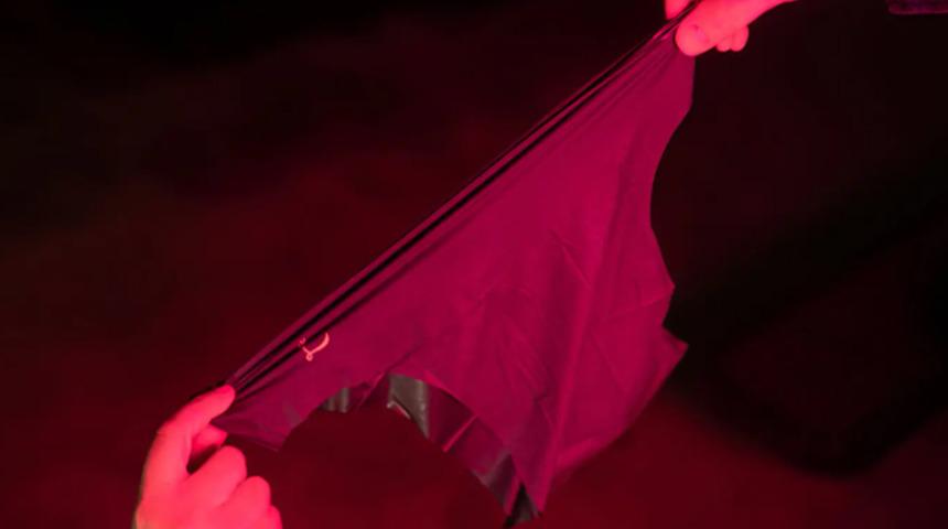 Cinsel ilişkiye girerken iç çamaşırınızı çıkarmanıza gerek yok!