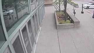 Freni arızalanan Tesla kongre merkezine daldı! Kaza anı aksiyon filmlerini aratmadı