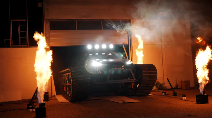 Tesla'yı elektrikli tanka çevirdiler! Görenler şaşkınlığını gizleyemedi