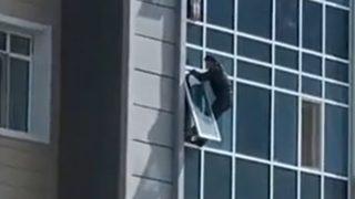 Mucize kurtuluş! 3 yaşındaki kızın hayatını işte böyle kurtardı, saniye saniye kayıt edildi