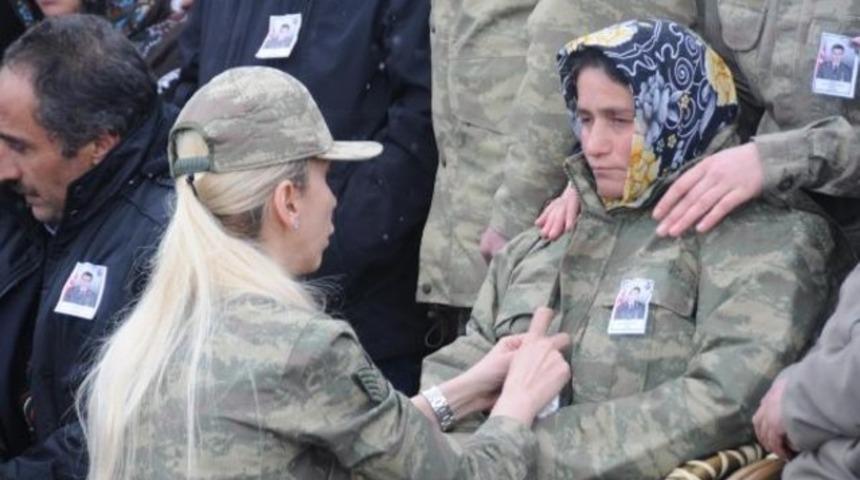 Annesi, şehidin üniformasını giydi